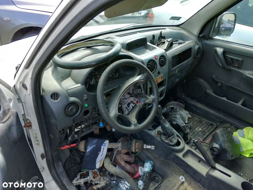 Peugeot Partner I (02-10r.) 1.4B 74KM. Silnik TU3JP Skrzynia Mecha 5 lakier EWP – Lakier biały BONQUISE. Cały na części. GWARANCJA !!! Przód Tył Zestaw Komplet Drzwi Klapa Zderzak Błotnik Maska Grill Atrapa Szyba Pas Lampa Lusterko Boczki Fotel Kanapa Kokpit Deska Rozdzielcza Przełącznik Włącznik Sterownik Przewody Wiązka Instalacja Moduł Komputer Czujnik Listwa Pompa Alternator Wtryski Głowica Rozrusznik Kompresor Sprzęgło Dwumas Silnik Skrzynia ABS Klimatyzacji Paliwa Wspomagania Kolektor Turbina Przepustnica Zawór Chłodnica Koło Hak Belka Sanki Zawieszenie Mcpherson Półoś Amortyzator Wydech Tłumik Zacisk Most - 7