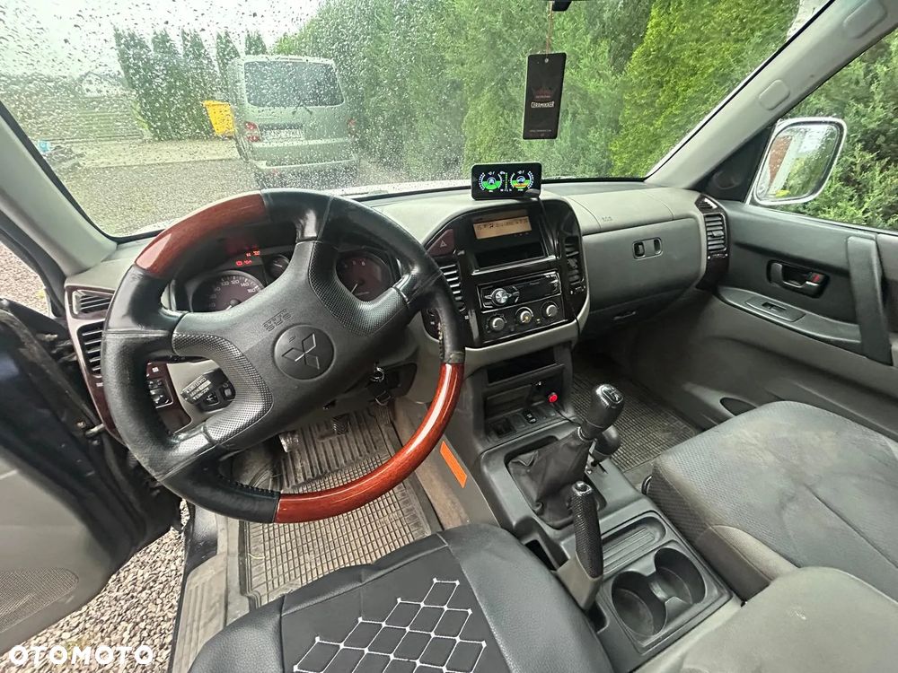 Mitsubishi Pajero - 20
