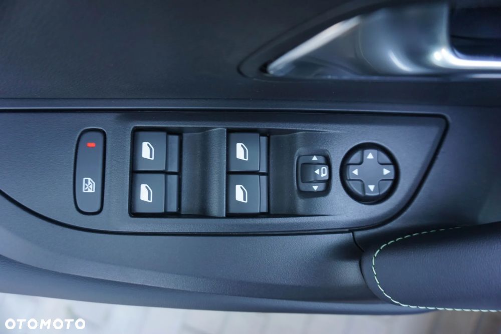 Peugeot 2008 Hybrid 136 e-DSC GT - 28