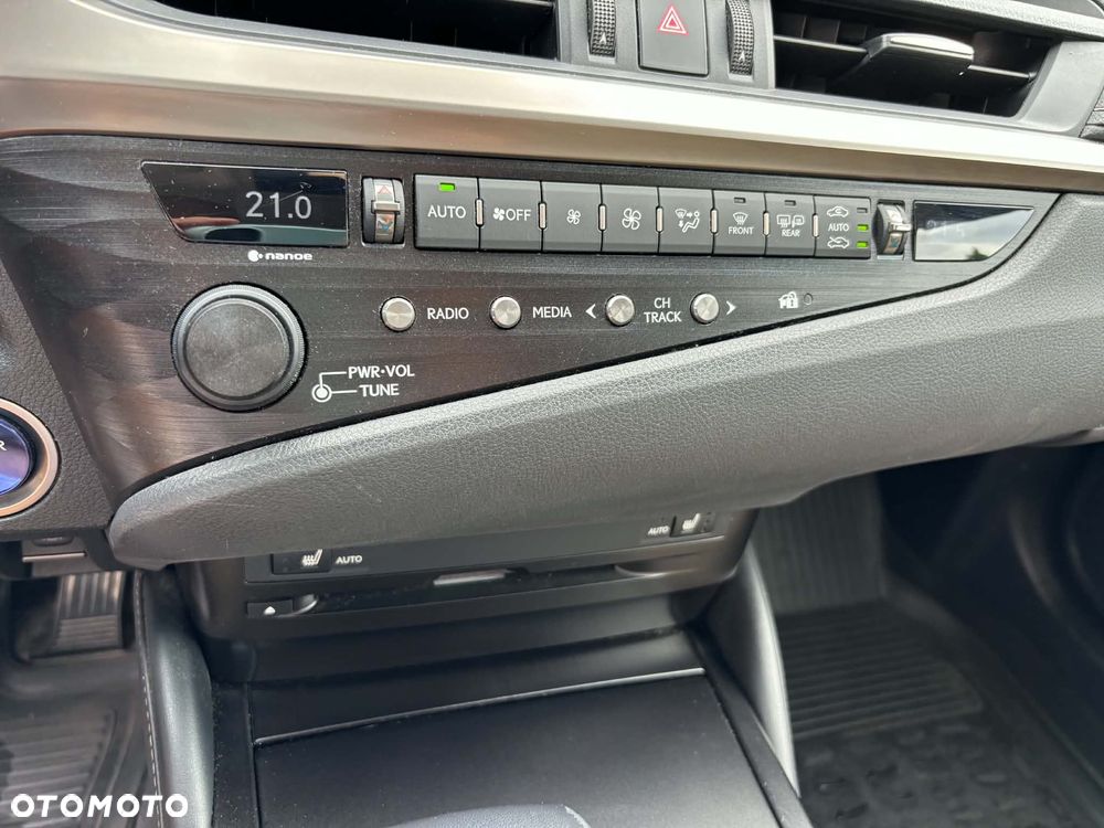 Lexus ES 300h Business Edition - 16