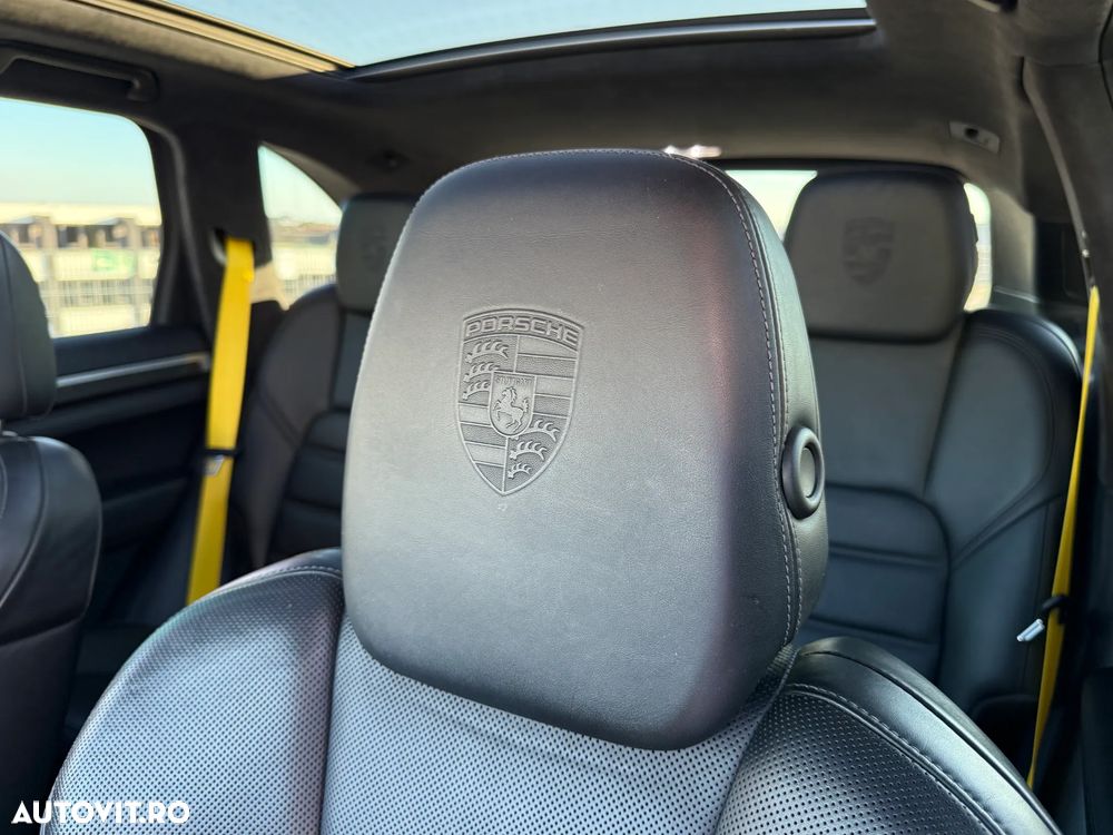 Porsche Cayenne 4.8 L Turbo - 14
