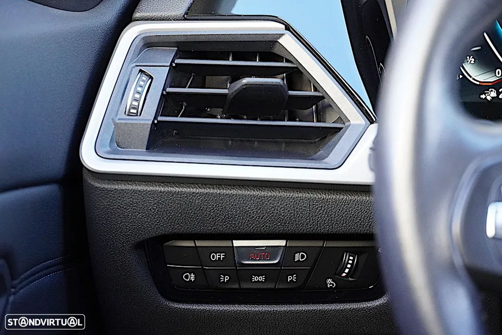 BMW 330 e Touring Auto - 32