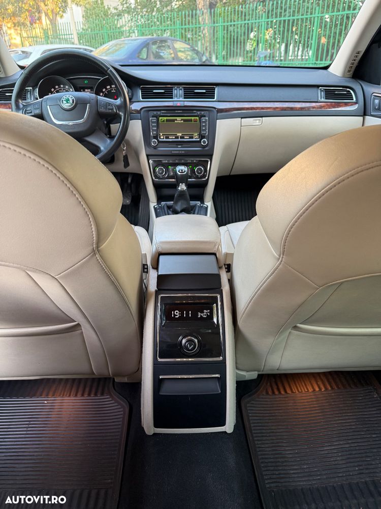 Skoda Superb 2.0 TDI 4X4 Elegance - 13