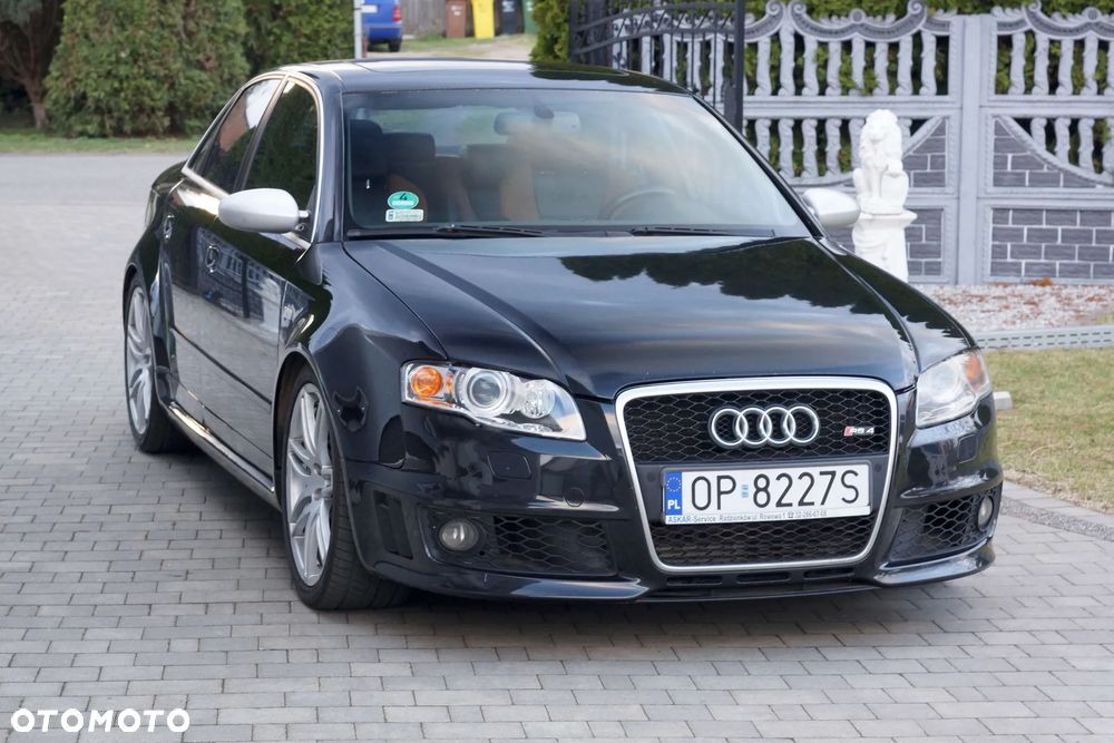 Audi RS4 Limousine - 1