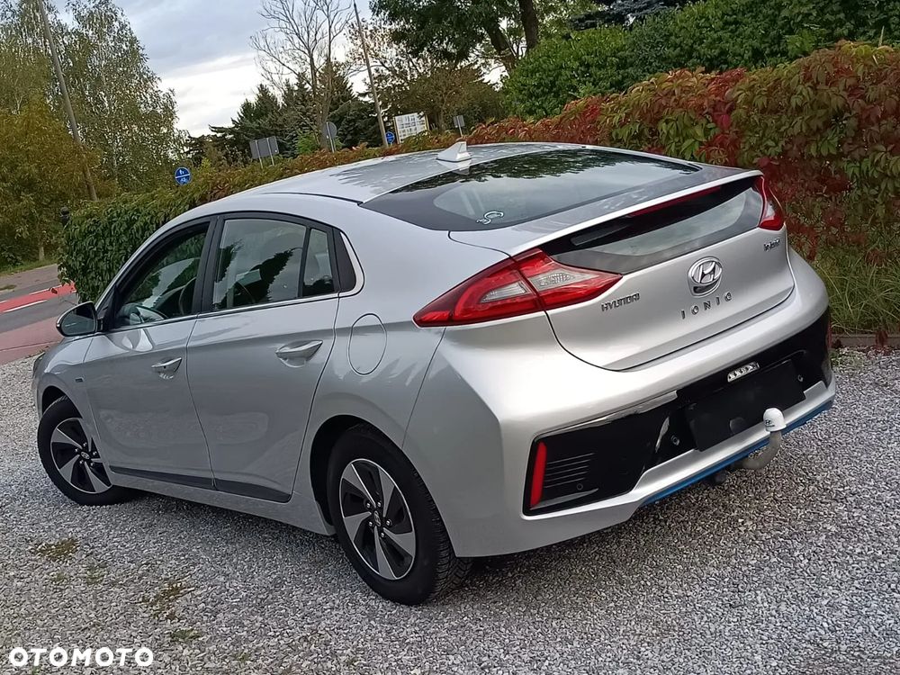 Hyundai IONIQ - 13