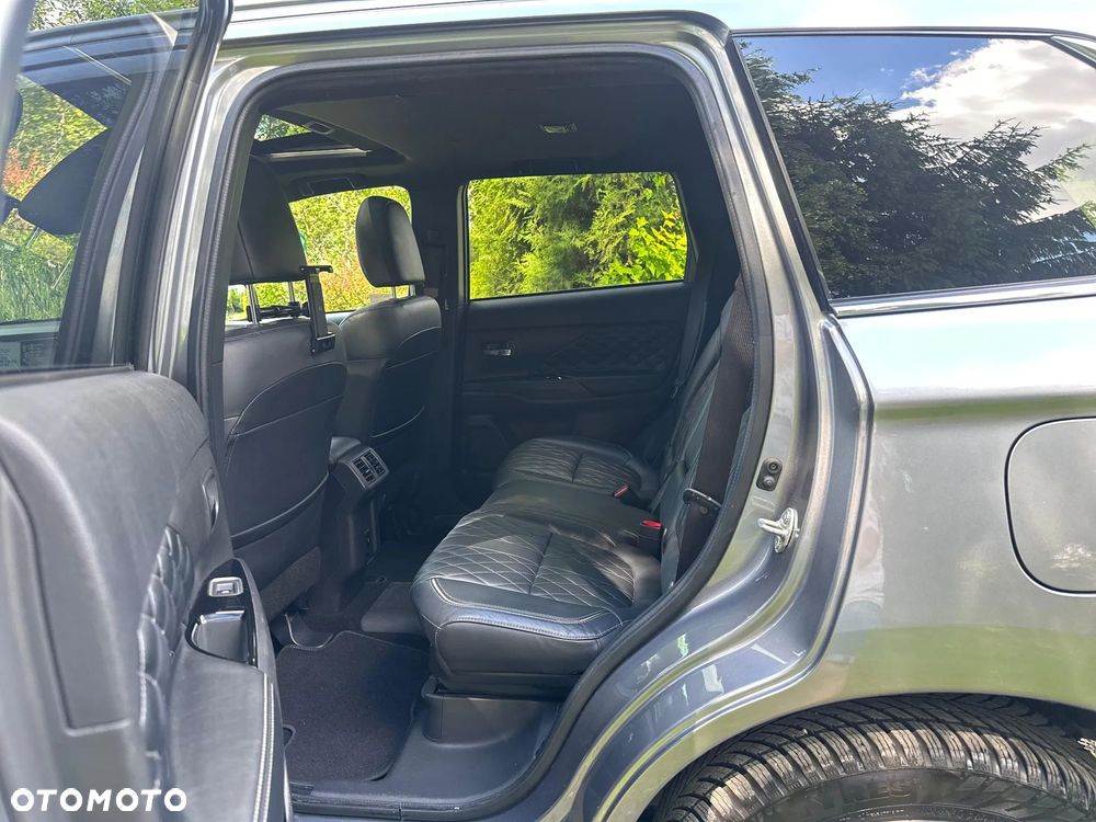 Mitsubishi Outlander Instyle NAVI + - 12