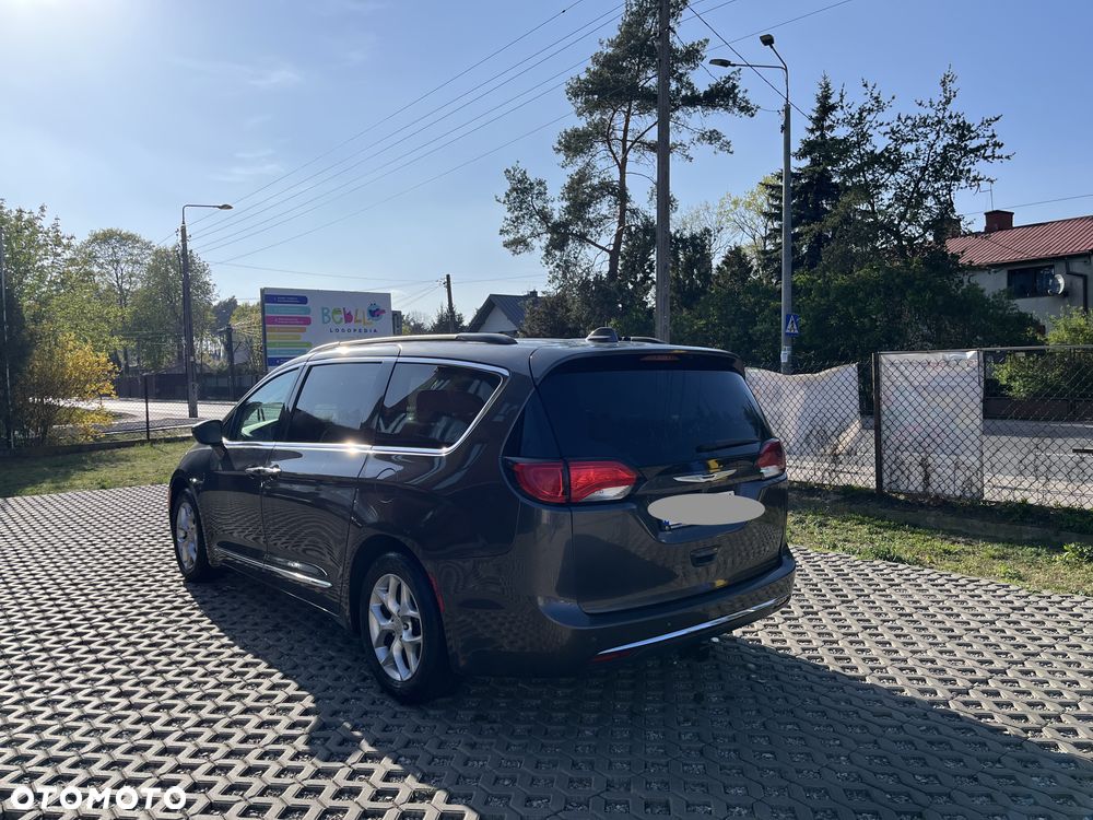 Chrysler Pacifica - 5