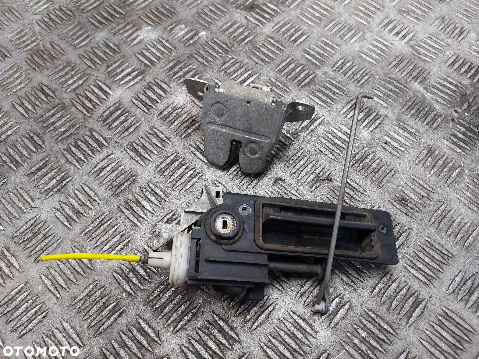 ZAMEK KLAPY BAGAŻNIKA + KLAMKA MERCEDES W202 KOMBI C KLASA 2027400236 - 1