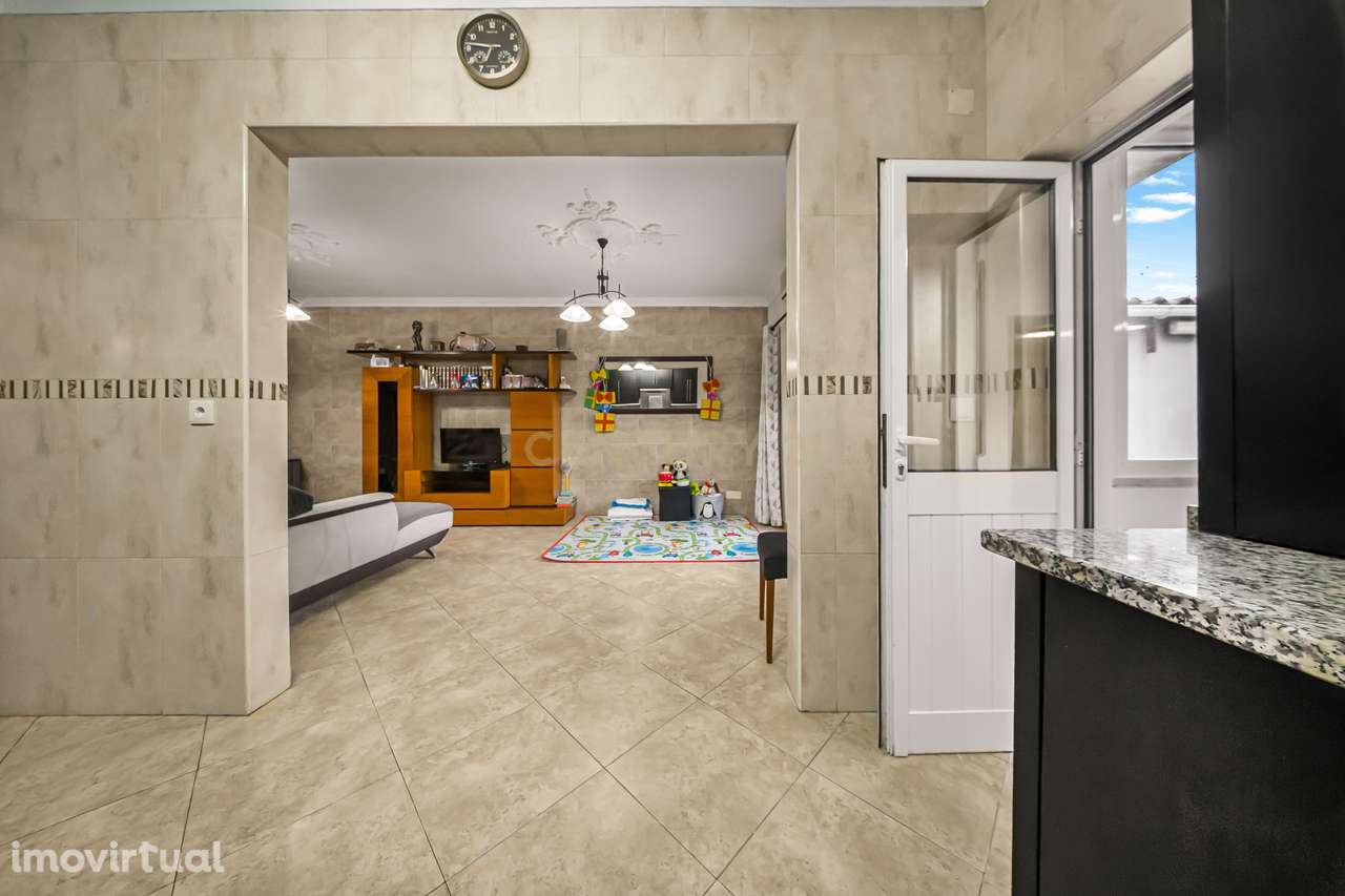 Moradia T4 com áreas generosas em Fernão Ferro - Grande imagem: 4/35