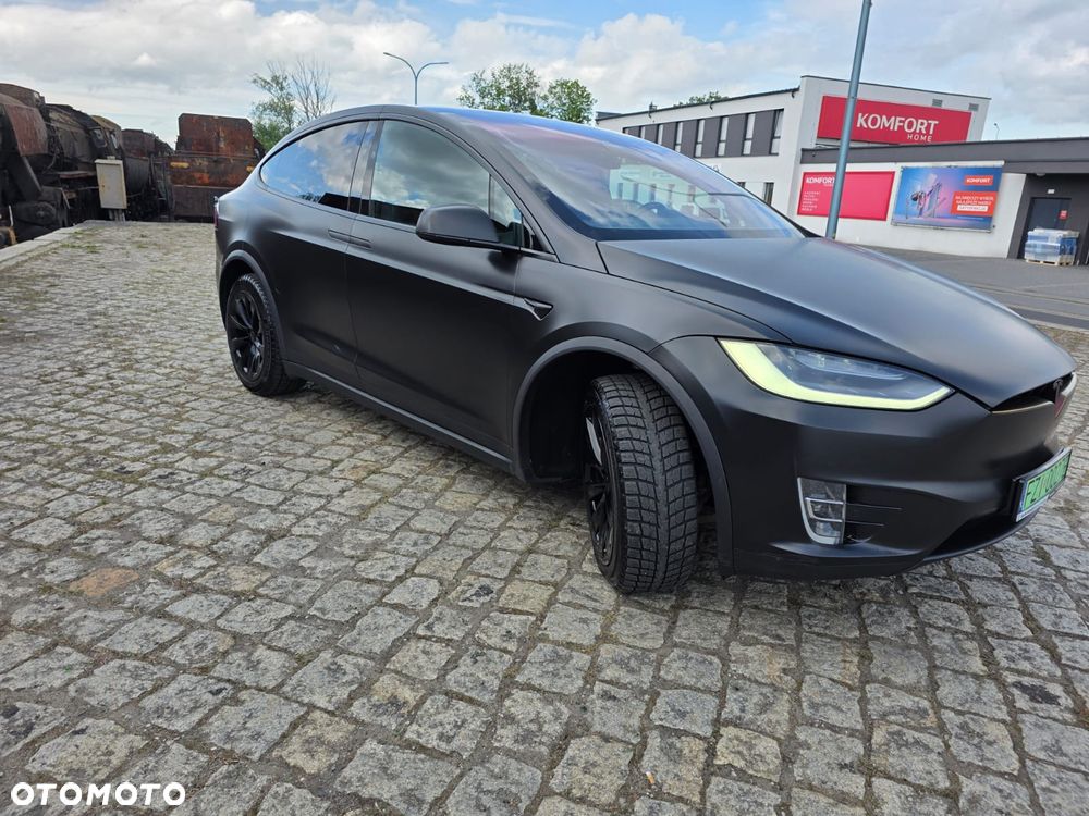 Tesla Model X - 10