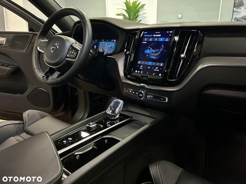 Volvo XC 60 B4 B Plus Dark - 40