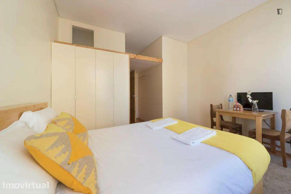Quarto - localizado em Santo Ildefonso Porto - Grande imagem: 4/13