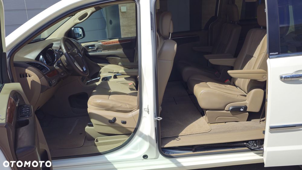 Chrysler Town & Country 3.6 Limited - 18