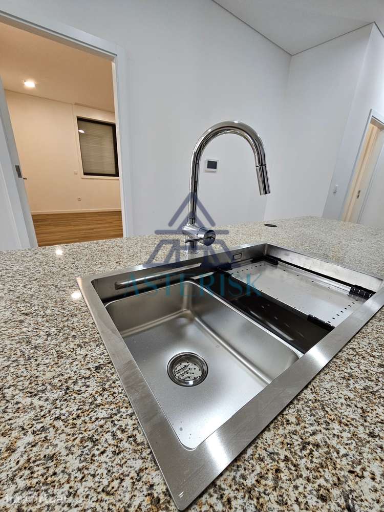 T2+1 Totalmente Remodelado a poucos minutos da Praia - Grande imagem: 4/16