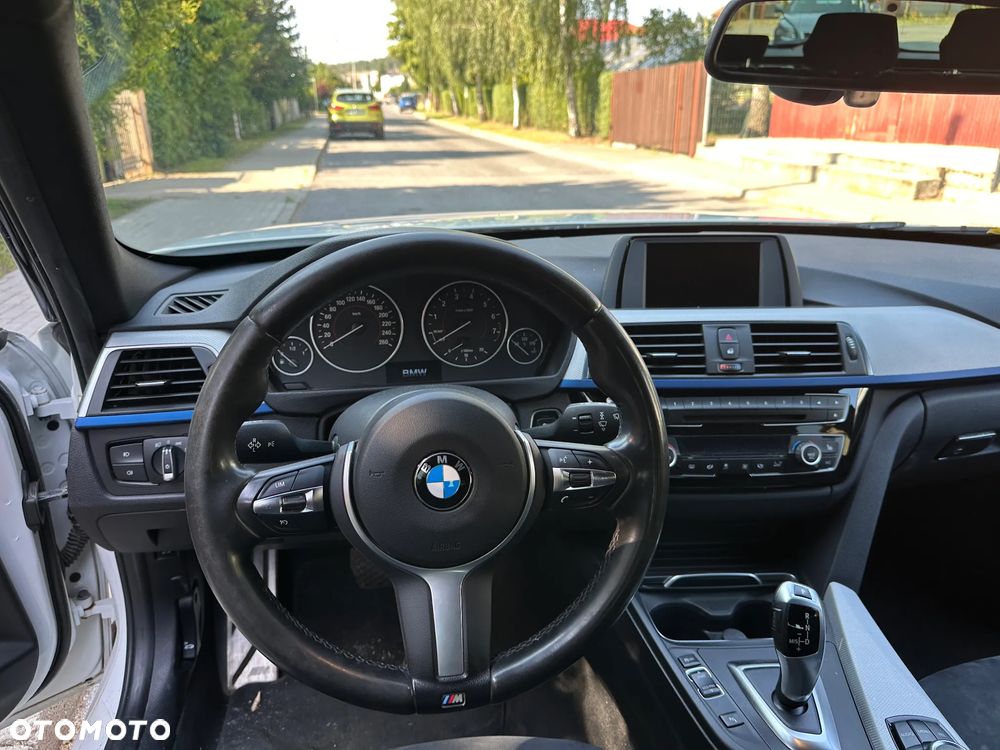 BMW Seria 3 330i xDrive M Sport - 9