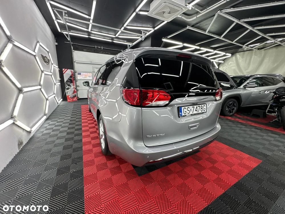 Chrysler Pacifica - 2