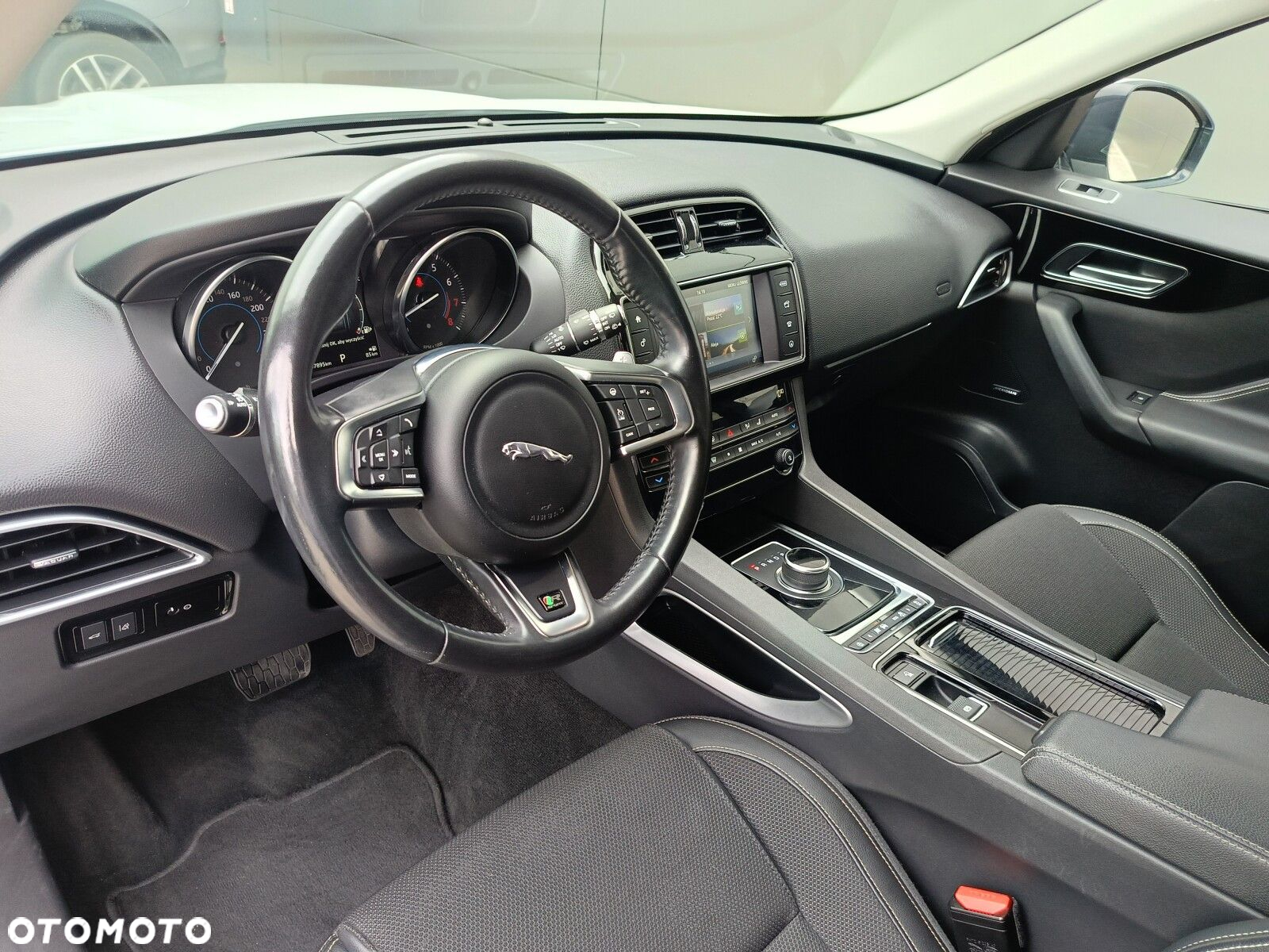 Jaguar F-Pace - 10