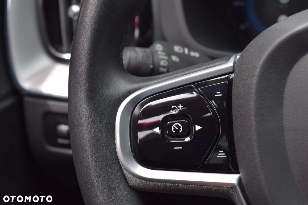 Volvo XC 60 B4 D AWD R-Design - 26