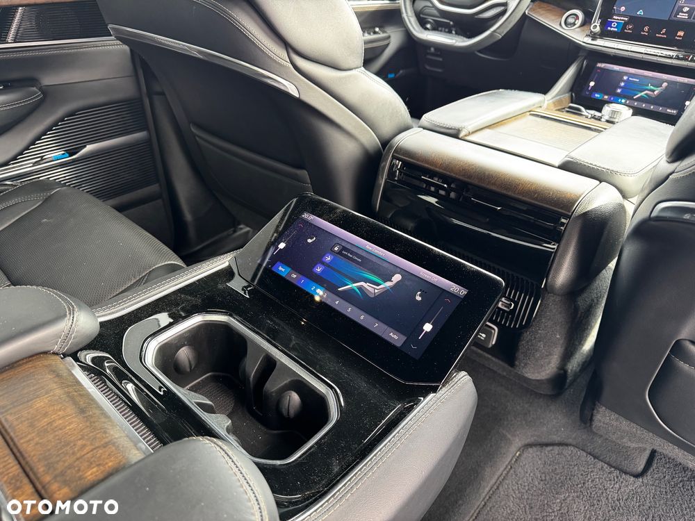 Jeep Grand Wagoneer - 23