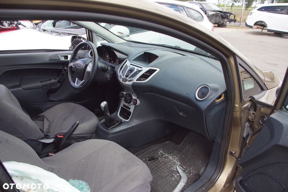 Auto na części - Ford Fiesta MK7 1.25 82 KM SNJA 8A6R-7002-JK CFSC 2012R Silnik Skrzynia Drzwi Maska Błotnik Zderzak Klapa Lampa Lusterko Lampa Szyba Deska Kokpit Sterownik Moduł Czujnik Licznik Panel Kierownica - 10