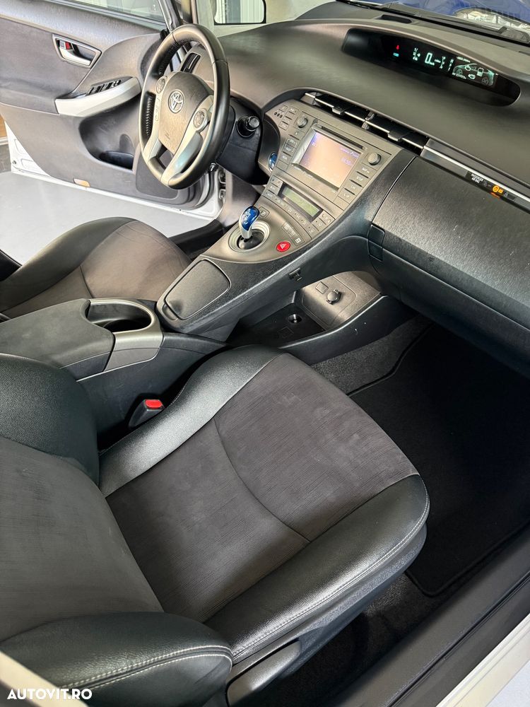 Toyota Prius (Hybrid) Comfort - 12