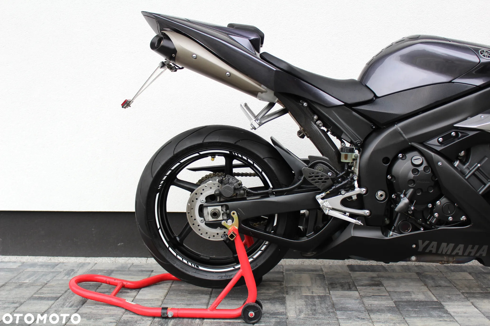Yamaha R1 - 8