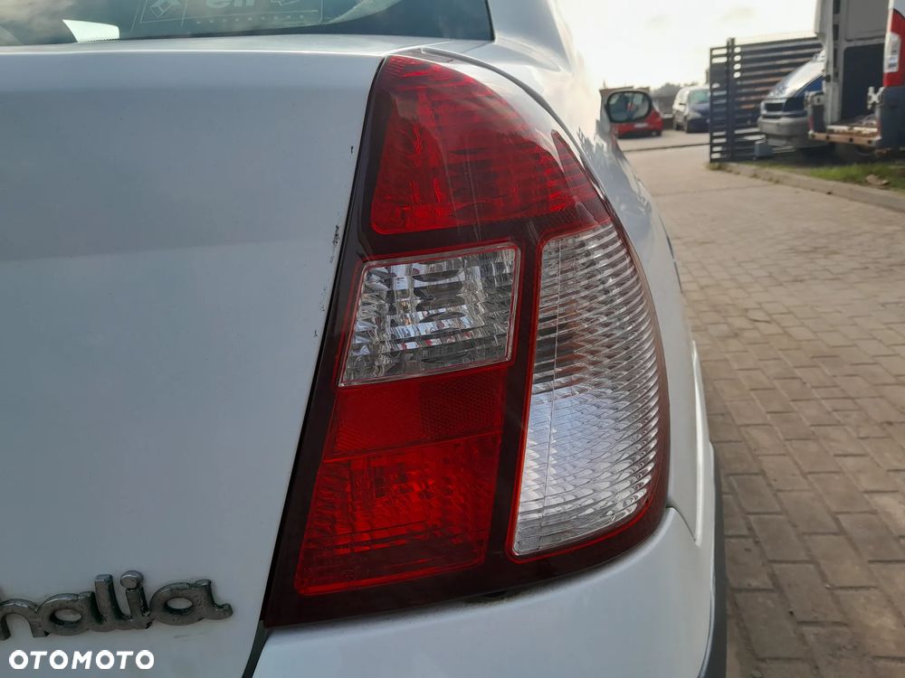 RENAULT THALIA LIFT LAMPA TYLNA PRAWA W BŁOTNIK - 1
