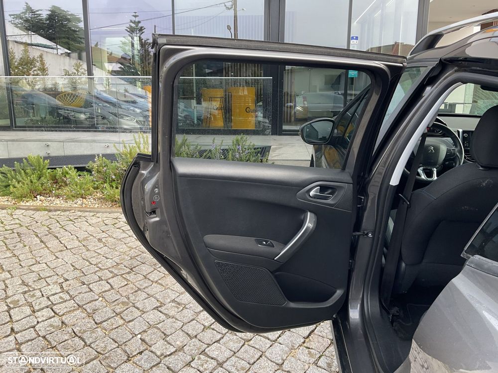 Peugeot 2008 1.2 PureTech Style - 36