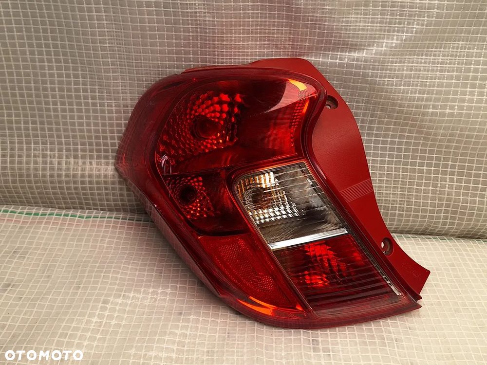 lampa tyl tylna lewa opel karl 2014-2019 42607396 europa orginal demontaz - 1