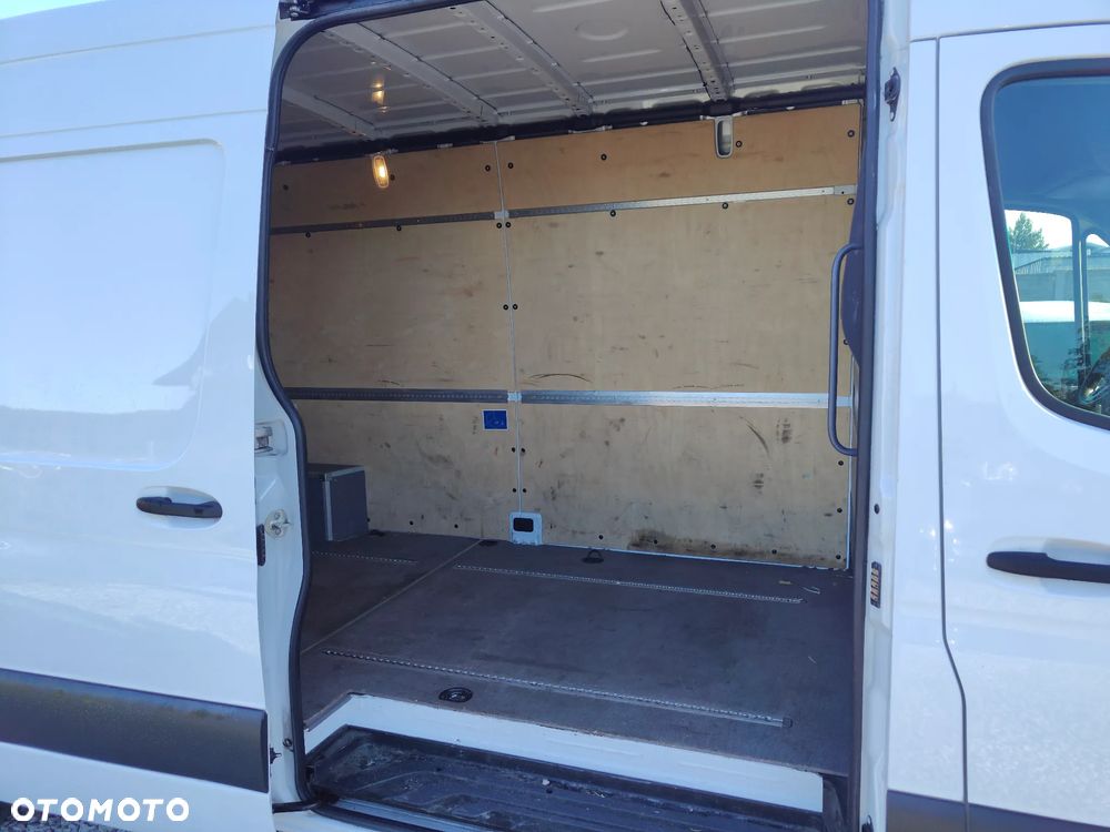 Mercedes-Benz SPRINTER 907 - 22