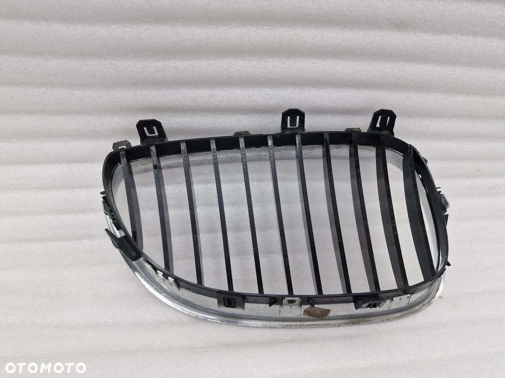 BMW E60 / E61 LEWA NERKA / ATRAPA / GRILL PRZEDNI PRZÓD CHROM , NR 51137065701 , NR AUKCJI GL201 - 9