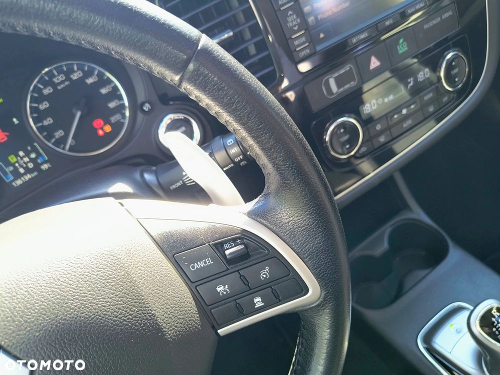 Mitsubishi Outlander Instyle NAVI + - 36
