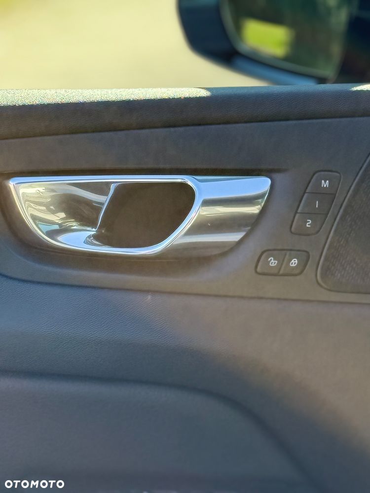 Volvo XC 60 D4 AWD R-Design - 24