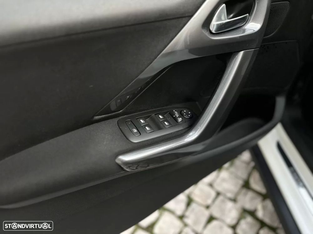 Peugeot 2008 1.2 PureTech Style - 18