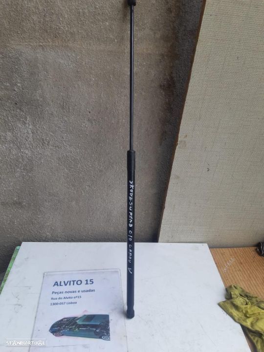 amortecedor do capô Skoda Superb 2010 - 1