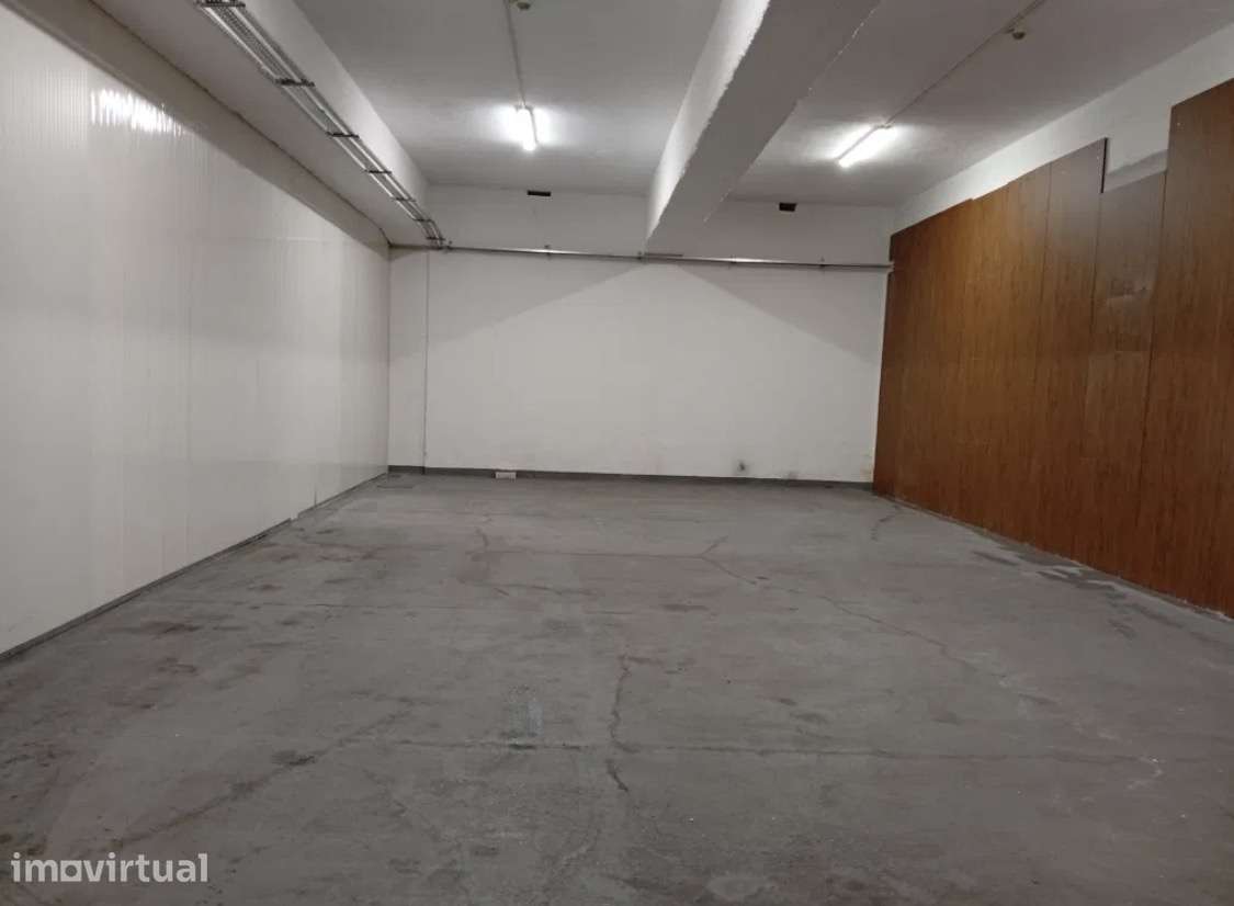 Armazém 110 M2 em Sacavém 1200€ - Grande imagem: 3/4