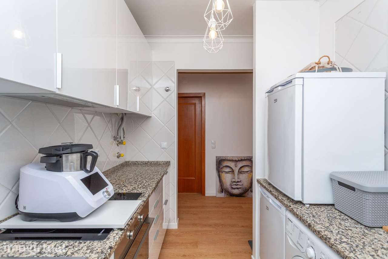 Apartamento T0 convertido em T1 no Alto do Forte - Grande imagem: 2/12