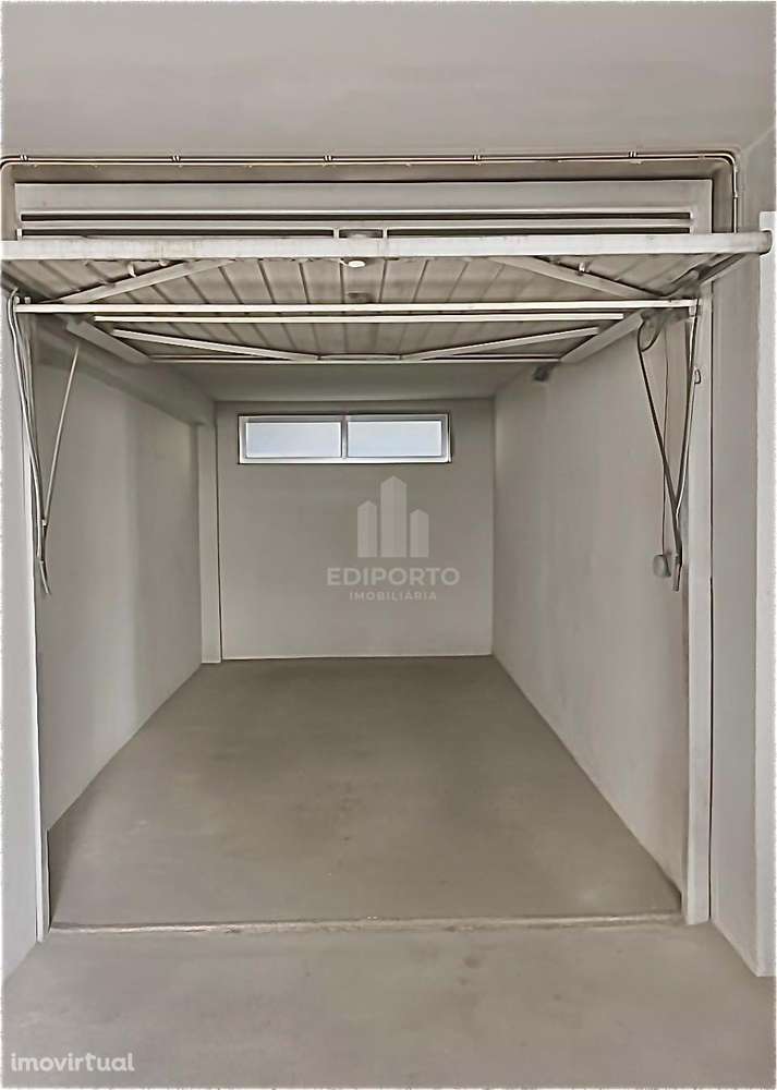 Garagem fechada com ponto de luz eletrica junto ao Intermarché de Tava - Grande imagem: 2/5