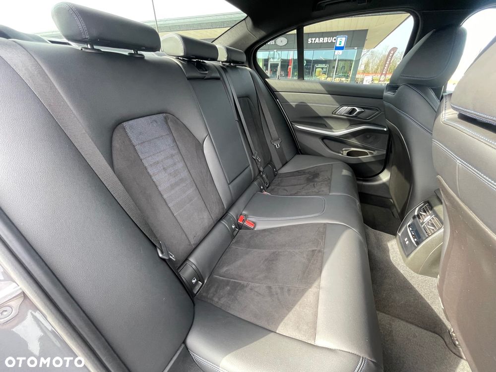 BMW Seria 3 318i M Sport - 27