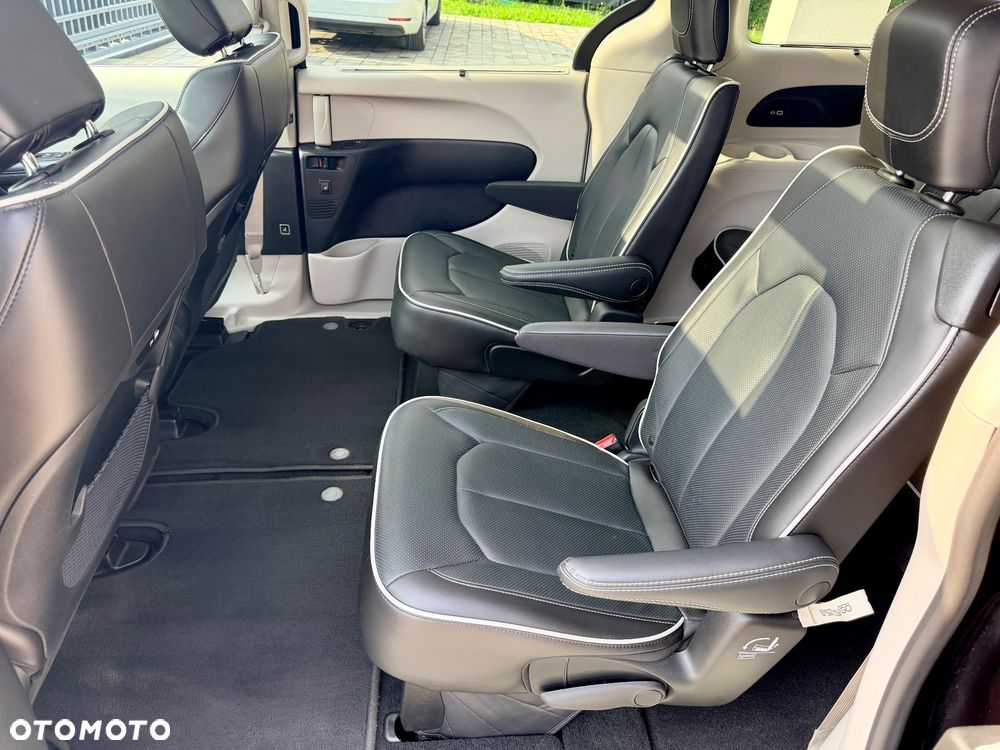 Chrysler Pacifica - 32