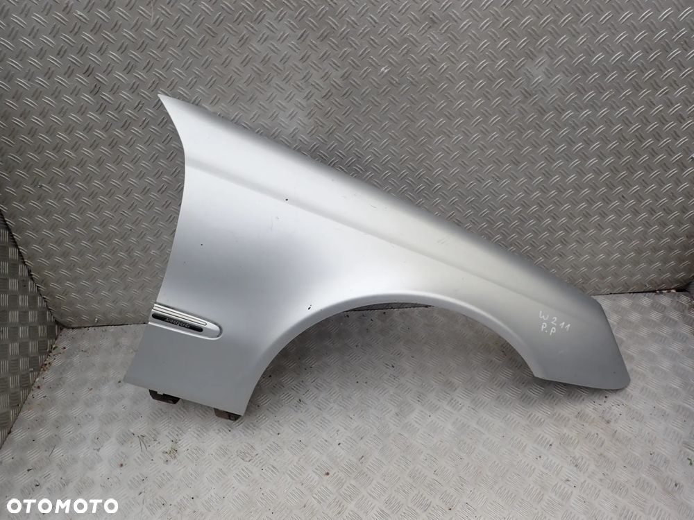 BŁOTNIK PRAWY PRZÓD PRZEDNI MERCEDES E W211 RADOM