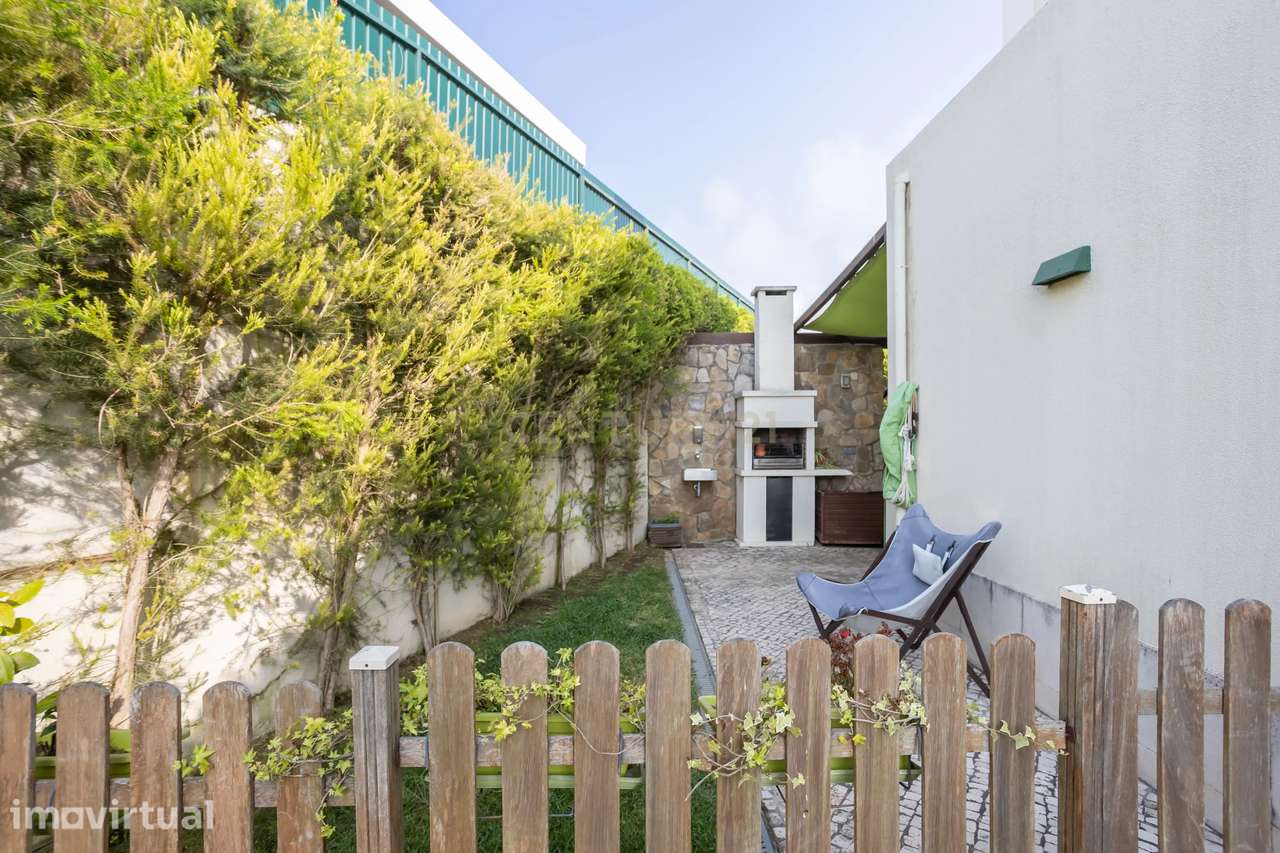 Moradia T4 em Oeiras com Jardim e Garagem | ACEITA PERMUTA - Grande imagem: 4/33