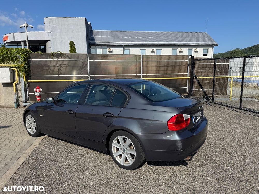BMW Seria 3 320i Aut. - 4