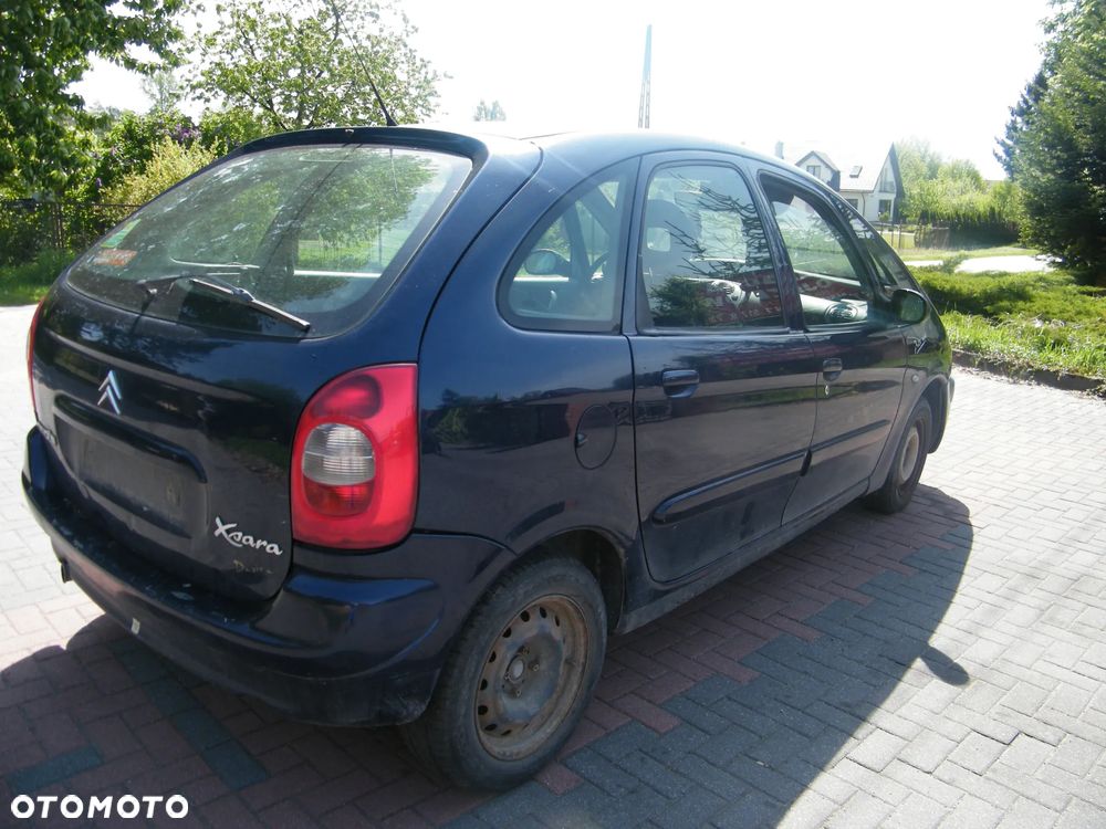 Citroen Xsara Picasso (98-04r.) 2.0 HDI 89KM. Silnik RHY Skrzynia 20DL65 lakier KPK - MAURITIUS BLUE . Cały na części. GWARANCJA !!!  Przód Tył Zestaw Komplet Drzwi Klapa Zderzak Błotnik Maska Grill Atrapa Szyba Pas Lampa Lusterko Boczki Fotel Kanapa Kokpit Deska Rozdzielcza Przełącznik Włącznik Sterownik Przewody Wiązka Instalacja Moduł Komputer Czujnik Listwa Pompa Alternator Wtryski Głowica Rozrusznik Kompresor Sprzęgło Dwumas Silnik Skrzynia ABS Klimatyzacji Paliwa Wspomagania Kolektor Turbina Przepustnica Zawór Chłodnica Koło Hak Belka Sanki Zawieszenie Mcpherson Półoś Amortyzator Wydech Tłumik Zacisk Most - 7