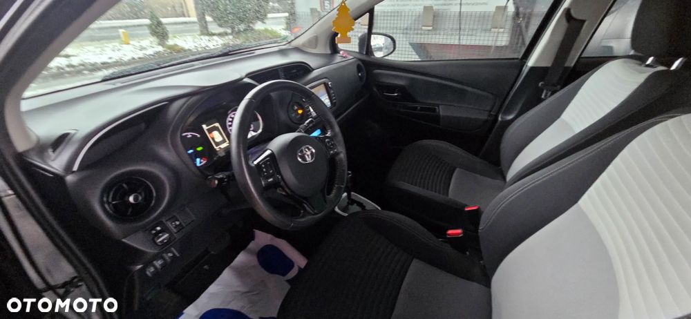 Toyota Yaris Hybrid 100 Terra - 30