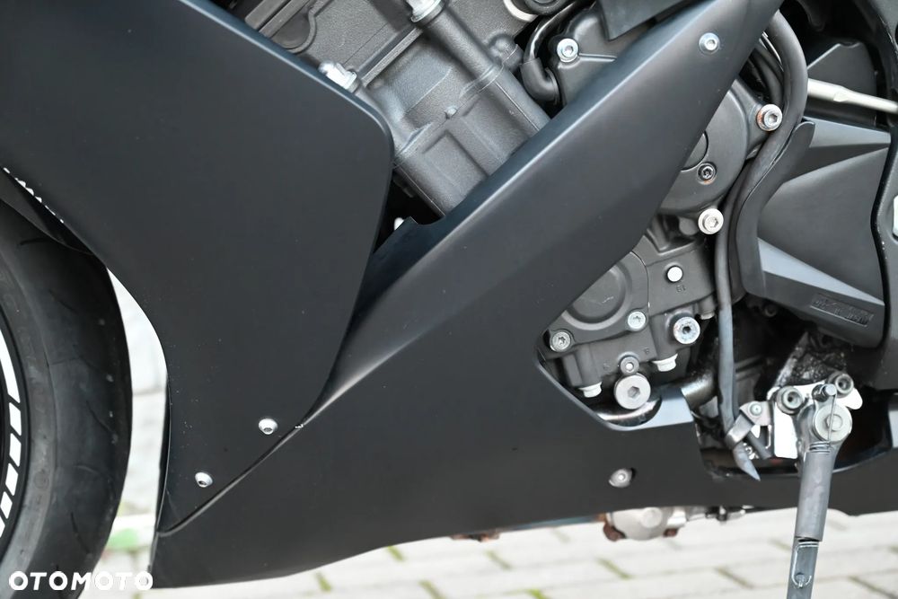 Yamaha R1 - 26