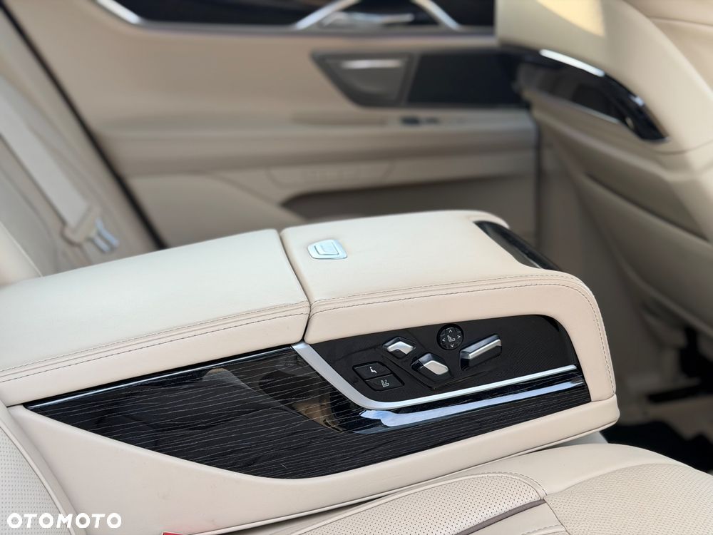 BMW Seria 7 730d xDrive mHEV - 29