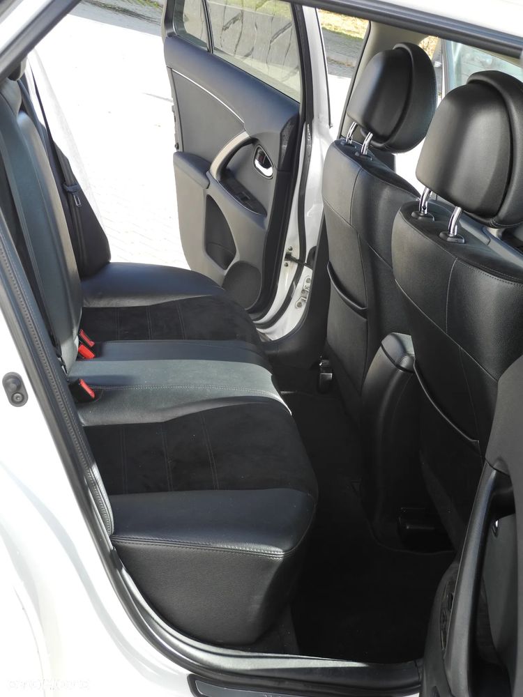 Toyota Avensis 2.0 D-4D Premium - 9