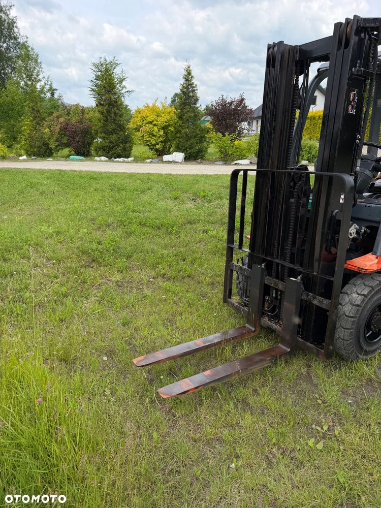 Toyota 7FDF25 Wózek Widłowy 2,5tony. Niski Przebieg 4800 mtg. Wolny skok. Triplex. Oryginał z Norwegii z Gospodarstwa ziemniaczanego woził lekkie ładunki.. Zero luzów i wycieków. Maszyna po wszystkich dużych serwisach w DEKRA. ZERO wkładu własnego. Maszt Triplex. Dodatkowa 3 linia Hydrauliczna. Diesel! Hamulce brzytwa! Koła pełne. REWERS JAZDA. Opony bardzo ładne. Oświetlenie fabryczne. Potężna moc. Wysoka precyzja pracy oraz jazdy! - 29
