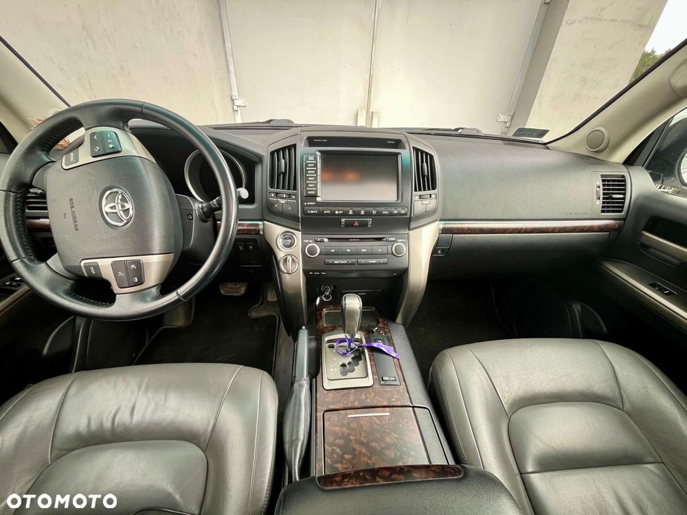 Toyota Land Cruiser - 7